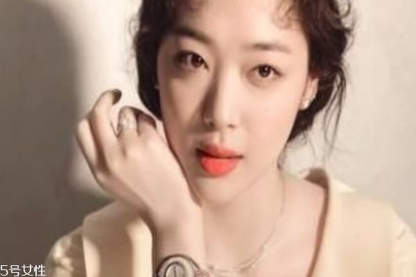 唇釉和口红的区别(唇釉和口红的区别,哪个好用些) 唇釉和口红的区别(唇釉和口红的区别,哪个好用些)