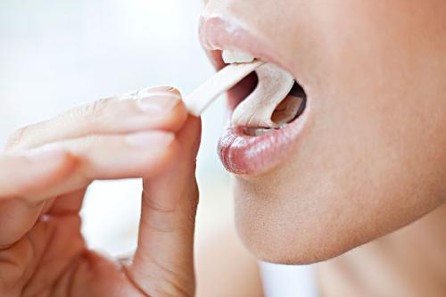 口香糖吞了会有伤害吗(口香糖吞了有何危害)