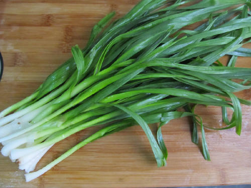 蒜苗没熟吃了会怎样(蒜苗没熟吃了会怎么样)