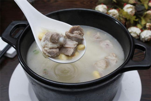 黄豆排骨汤的营养价值(黄豆排骨汤的营养价值及功效)