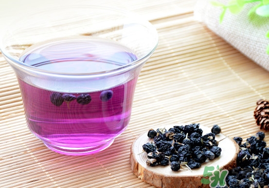 黑枸杞泡水喝需要注意问题(黑枸杞泡水喝行吗) 黑枸杞泡水喝需要注意问题(黑枸杞泡水喝行吗)