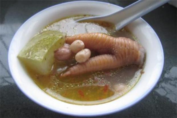 产妇喝花生鸡爪汤好吗(产妇吃鸡爪汤有什么好处)