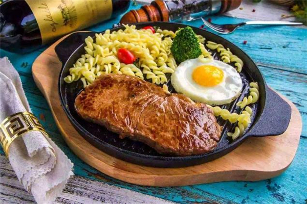 煎红酒牛排多久翻面(牛排煎几分钟翻面)