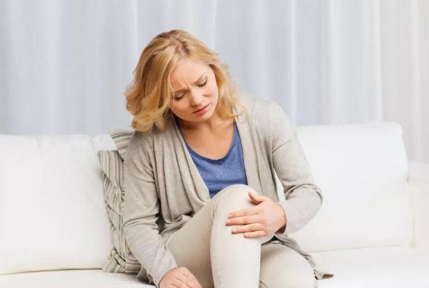 产后关节疼痛的主要原因(产后关节疼痛的主要原因)