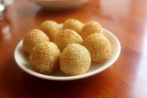 芝麻球是用什么做的(芝麻球是用什么做的)