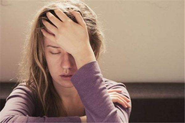 产后抑郁是什么原因造成的(产后忧郁症的原因引起)