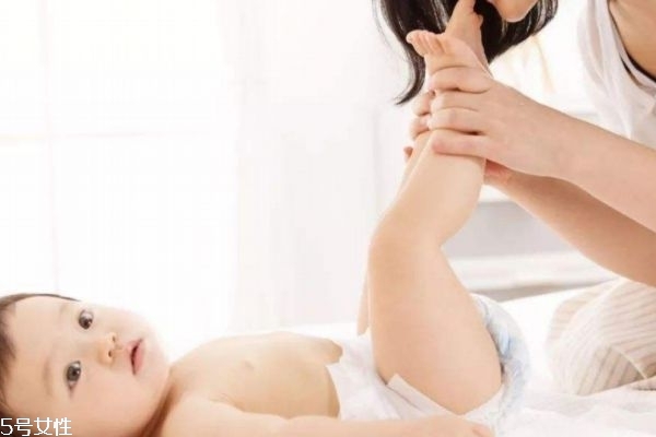 给孩子更换纸尿裤的注意事项(给宝宝换纸尿裤的正确方法) 给孩子更换纸尿裤的注意事项(给宝宝换纸尿裤的正确方法)
