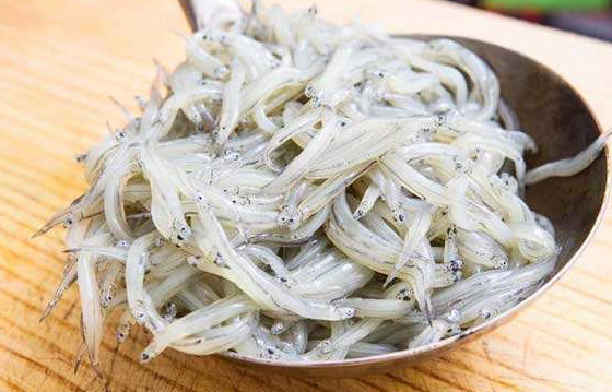 眼霜要涂上眼皮上吗(眼霜要涂在眼皮上吗) 眼霜要涂上眼皮上吗(眼霜要涂在眼皮上吗)