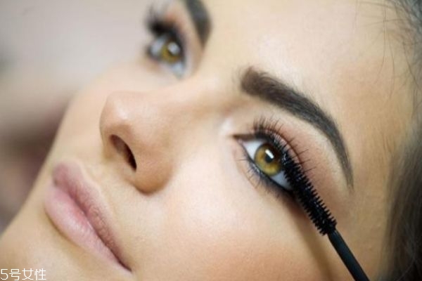 睫毛打底膏正确用法(睫毛打底膏怎么用) 睫毛打底膏正确用法(睫毛打底膏怎么用)