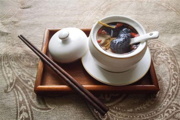 乌鸡汤的做法(乌鸡汤的做法和功效)