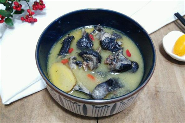 乌鸡汤的功效(乌鸡汤的功效和作用)