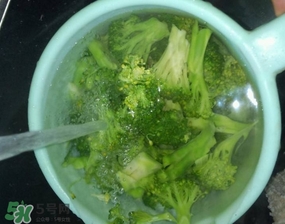 凉拌西兰花焯水多久(凉拌西兰花焯水多久就熟了)
