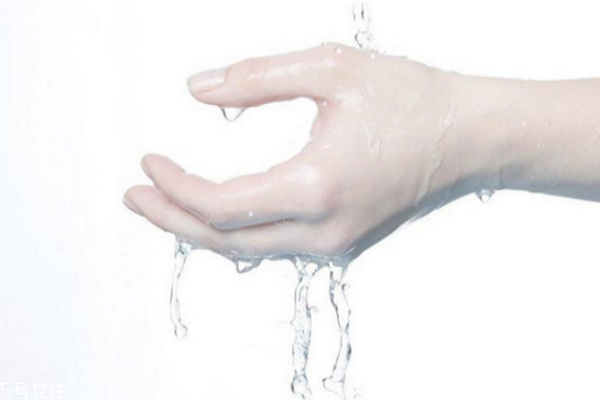 美瞳怎么取下来(美瞳怎么取下来新手)