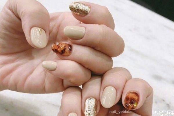 卸甲水有腐蚀作用吗(卸甲水有腐蚀作用吗)