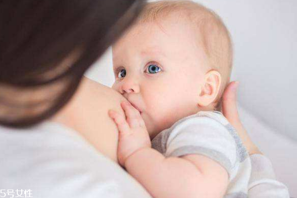 给宝宝喂奶时的注意事项(给宝宝喂奶时的注意事项)