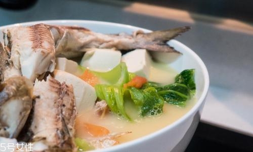 剖腹产后坐月子的饮食及保健(剖腹产后坐月子饮食禁忌)