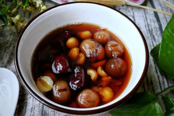 桂圆红枣汤的功效(桂圆红枣汤的功效和禁忌)