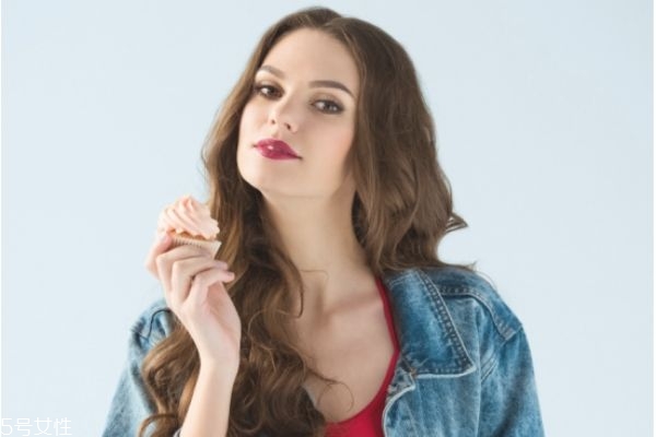 睫毛膏快速卸妆法(睫毛膏如何快速卸妆)