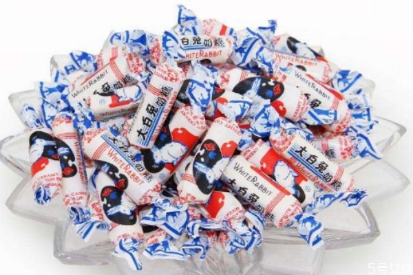 为什么大白兔奶糖会层有“糖衣”(大白兔奶糖为什么有一层膜)