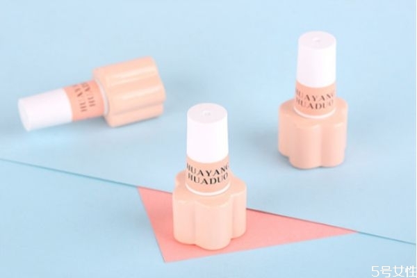 指甲油和甲油胶的区别(普通指甲油和甲油胶的区别)