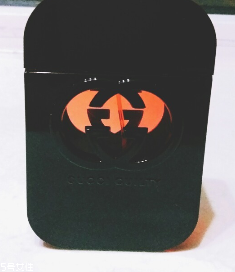 落日橙口红显白吗(橙色口红和橘色口红哪个显白)