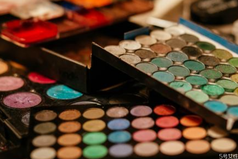 液体眼影涂在嘴上会中毒吗(眼影涂嘴巴会中毒么)