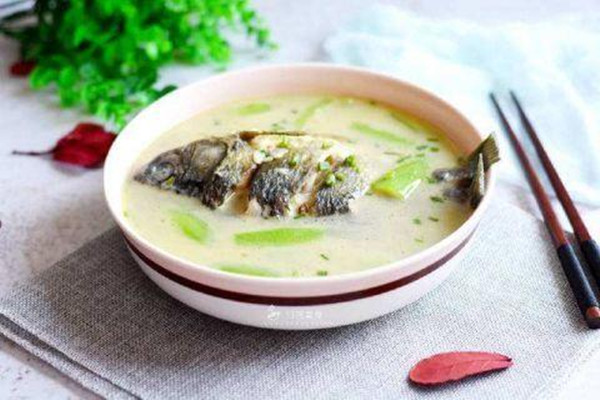 鱼汤含嘌呤高吗(淡水鱼汤含嘌呤高吗)