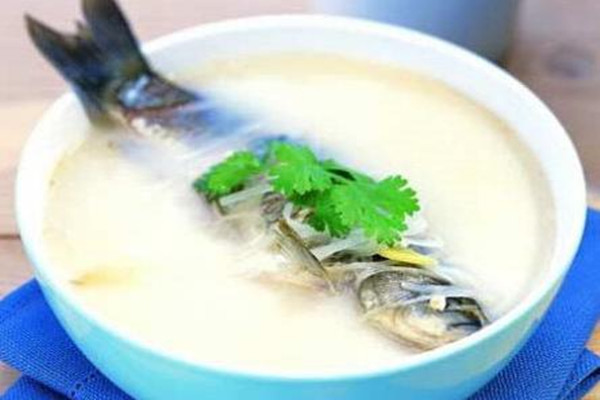 鲫鱼汤怎么做好吃(鲫鱼汤怎么做好吃又简单)