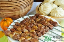 吃烤肉少喝碳酸饮料(吃烤肉喝什么饮料)