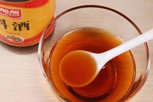 煮白肉放料酒有什么作用(煮肉放料酒起什么作用)