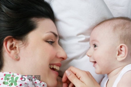 母乳喂养利于产后体形恢复(母乳喂养有利于身材恢复吗)