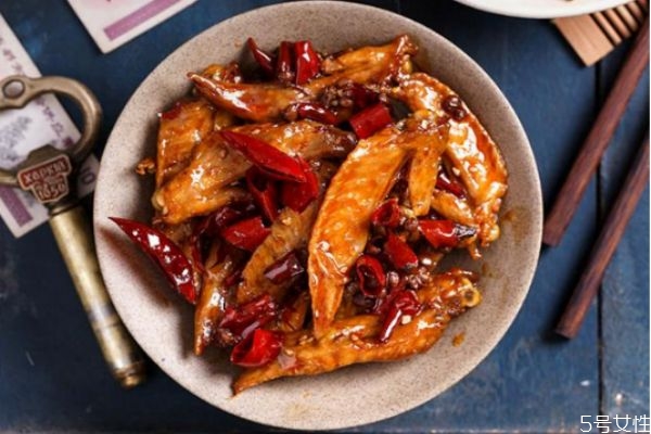 鸡翅尖到底能不能吃(鸡翅尖到底能不能吃权威回答)