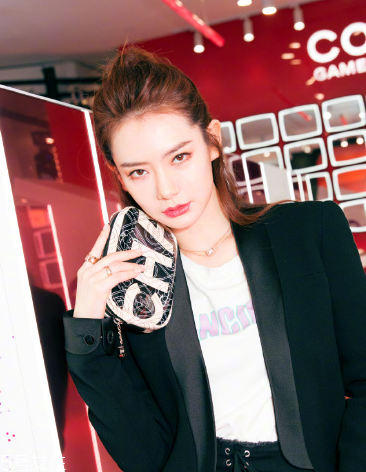 怎样降低粉底液对皮肤的伤害(什么粉底液对皮肤伤害小)