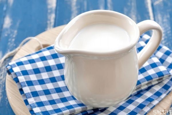 鲜牛奶过期还有什么作用吗(鲜牛奶过期有什么妙用)