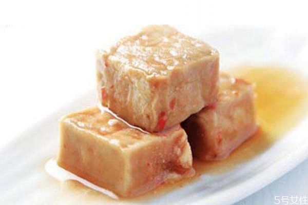 腐乳发霉有几种颜色(腐乳发霉是什么颜色)