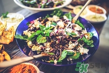 敷完海藻面膜后擦什么护肤品好(敷完的海藻面膜有什么用)