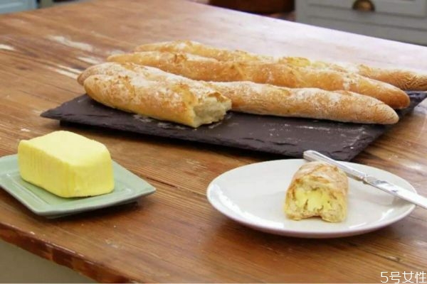 法式长棍面包应该怎么做呢(法式长棍面包怎么做窍门)