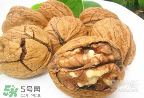 核桃中的维生素E含量更高(核桃的维生素e含量高吗)