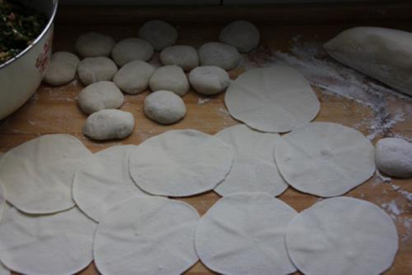 做饺子皮用什么面粉好(做饺子皮用什么面粉好好)