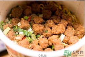 开封的润唇膏能用保存多久(润唇膏开封后可以用多久)