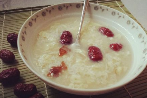 产后坐月子催奶注意事项(月子里如何催奶)