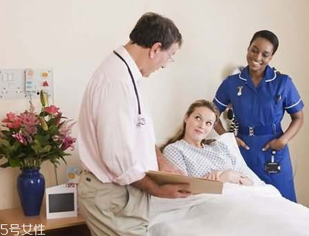 坐月子可以碰水吗(坐月子多少天可以碰冷水) 坐月子可以碰水吗(坐月子多少天可以碰冷水)