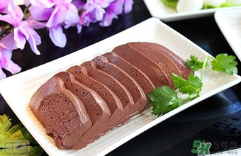 鸭血怎么辨别真假(煮熟的鸭血怎么辨别真假)