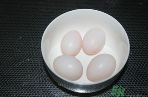 鸽子蛋放冰箱怎么保存(鸽子蛋能放冰箱保存吗)