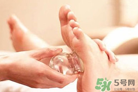 脚底拔罐的坏处有哪些(脚底拔罐有什么坏处) 脚底拔罐的坏处有哪些(脚底拔罐有什么坏处)