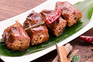 怎样在冰箱存放食物：(冰箱怎么存放食物)