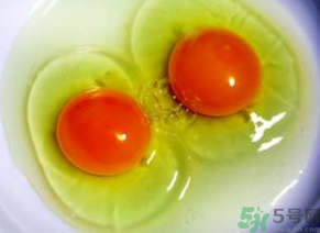 鸡蛋黄发红怎么回事(鸡蛋黄发红怎么回事?)