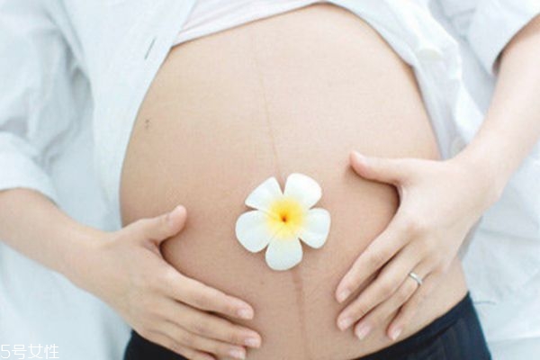 破腹产妈妈正确睡姿(剖腹产后睡姿正确图解)