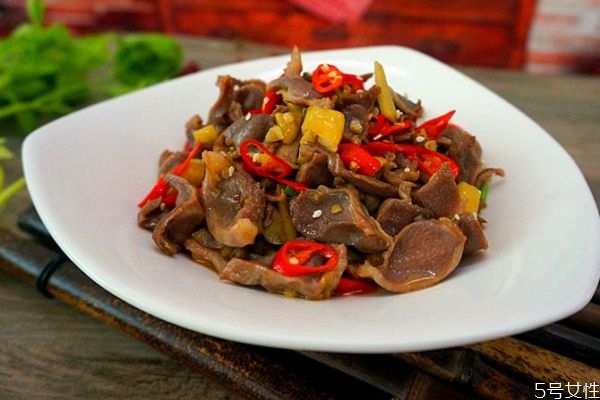 鸡胗是鸡的那个部位呢(鸡胗是鸡的哪个部位)