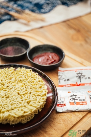 辛拉面干捞吃法(辛拉面直接干吃)